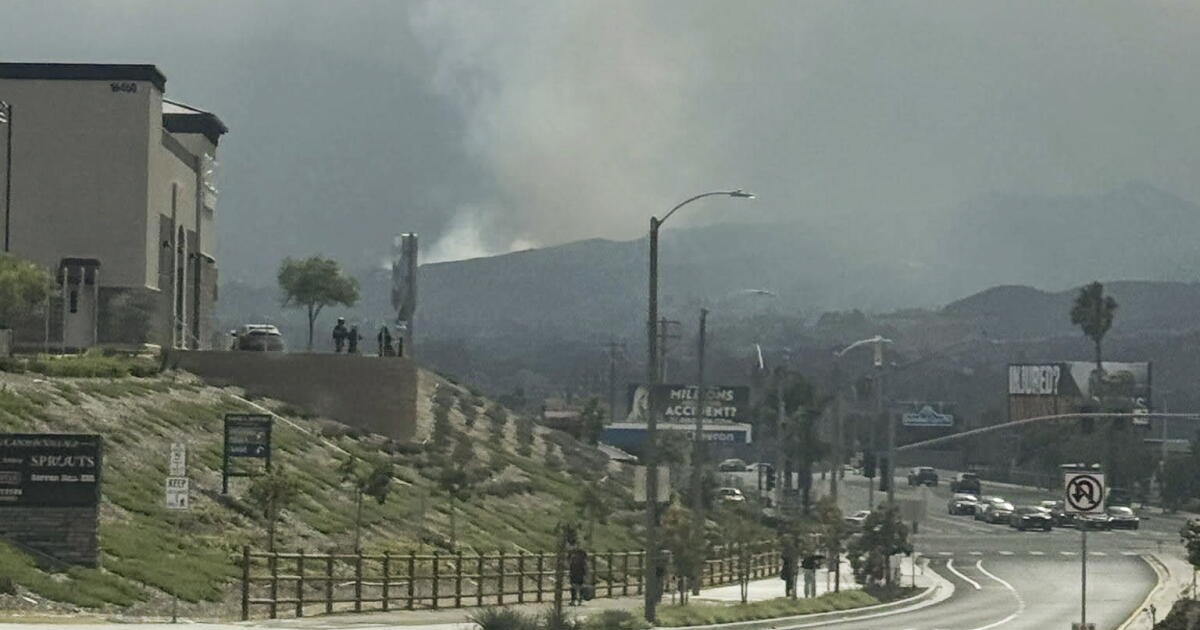 Les habitants de Santa Clarita sont autorisés à rentrer chez eux après que les équipes ont maîtrisé l'incendie de Bike