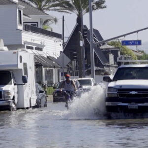 Newport Beach et d'autres zones côtières touchées par les inondations se préparent à davantage de dégâts