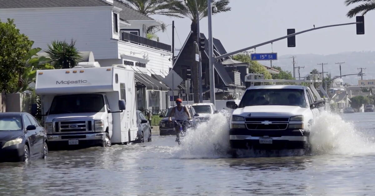 Newport Beach et d'autres zones côtières touchées par les inondations se préparent à davantage de dégâts