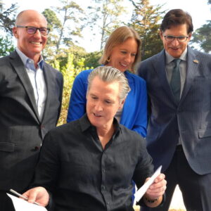 Newsom signe des lois pour réduire les bénéfices des services publics et stimuler l’électricité domestique