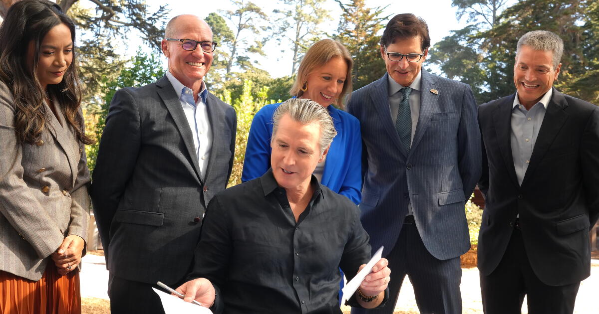 Newsom signe des lois pour réduire les bénéfices des services publics et stimuler l’électricité domestique