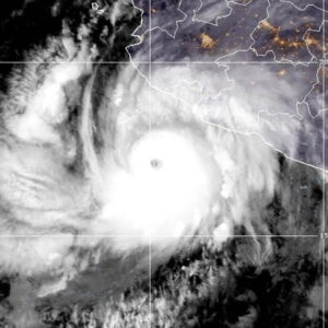 Puerto Vallarta s'embarque alors que l'ouragan Simon atteint la force de catégorie 4