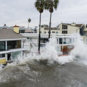 Tempête tropicale Rachel : Long Beach évacuée, Newport Beach ferme brièvement les plages