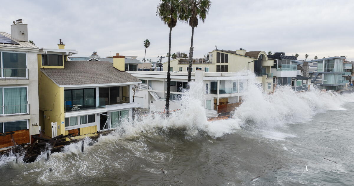 Tempête tropicale Rachel : Long Beach évacuée, Newport Beach ferme brièvement les plages